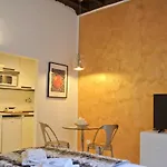 Sophisticated Decor Apartment Rom